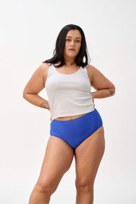 Modell präsentiert High Elastics von Buttz in der Farbe Blau.