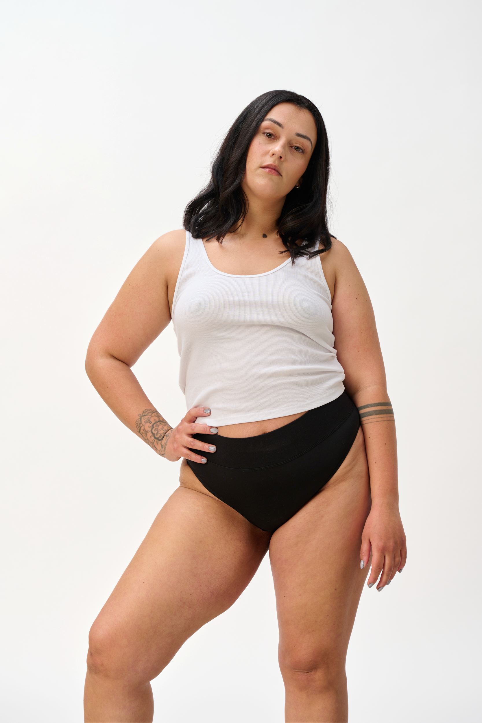 Modell präsentiert die Vorderseite der Tangster von Buttz in der Farbe Schwarz.