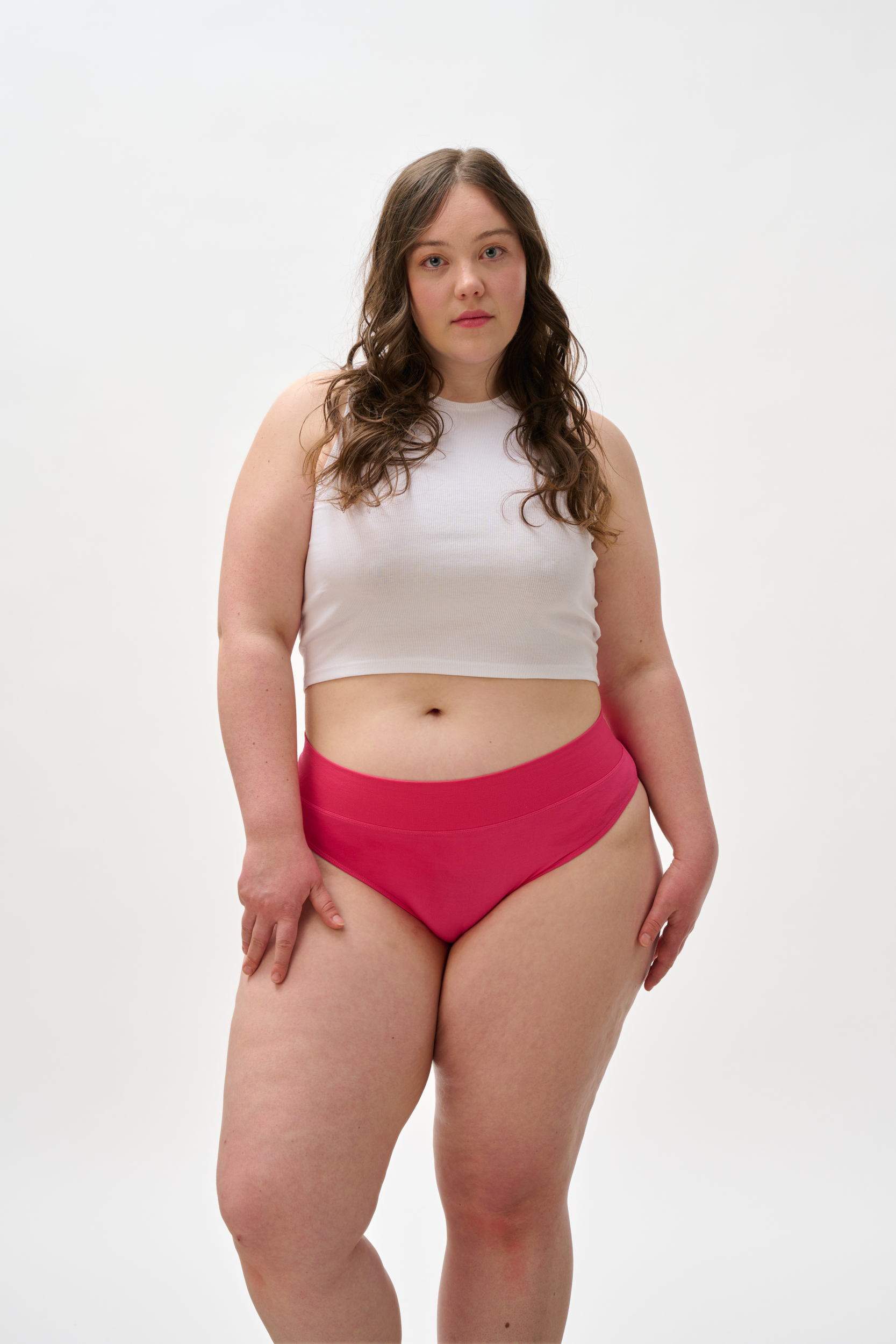 Modell präsentiert die Vorderseite der Tangster von Buttz in der Farbe Pink.